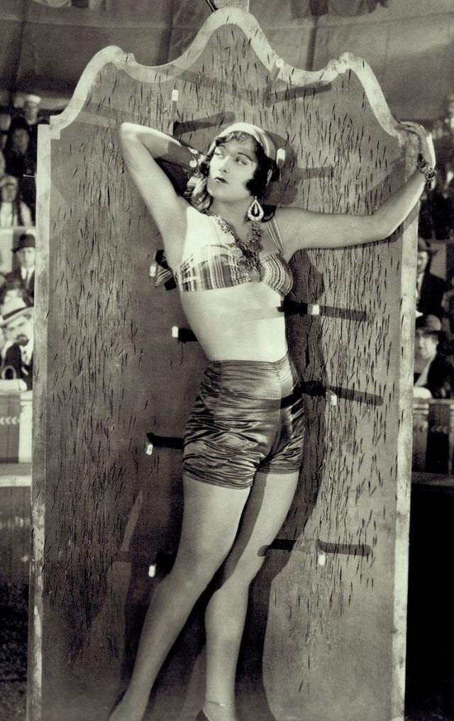 Gorgeous Photos of Beautiful Joan Crawford during the filming of 'The Unknown (1927)