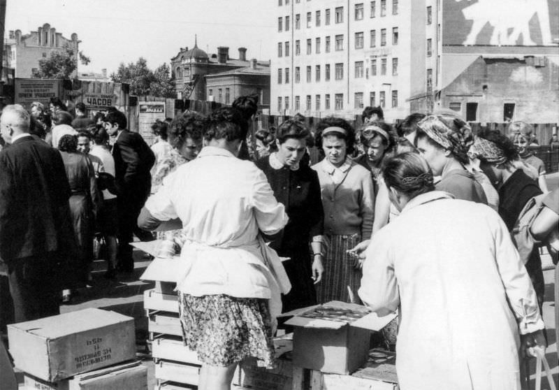 Stunning Vintage Photos of Life in Moscow in 1965