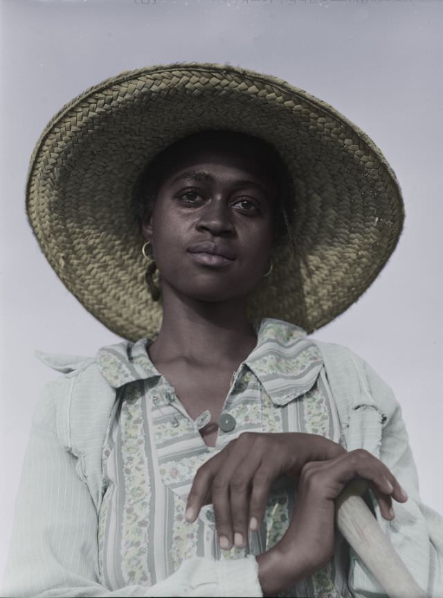 Mrs. Leroy Dunn chopping cotton in a field, White Plains (vicinity), Georgia, May 1941