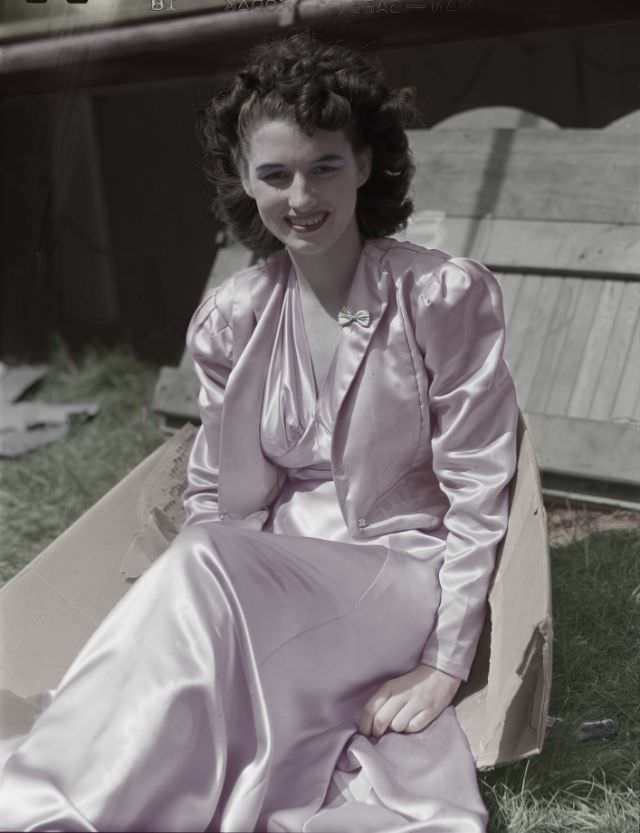 One of the girls in the "girlie" show at the Rutland Fair, Vermont, September 1941