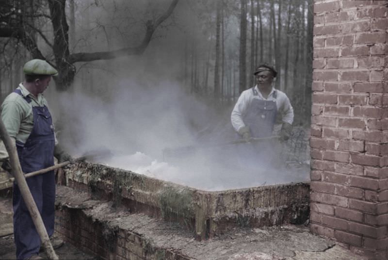 Cleaning turpentine cups in boiling water at a still near Pembroke, Georgia, 1941