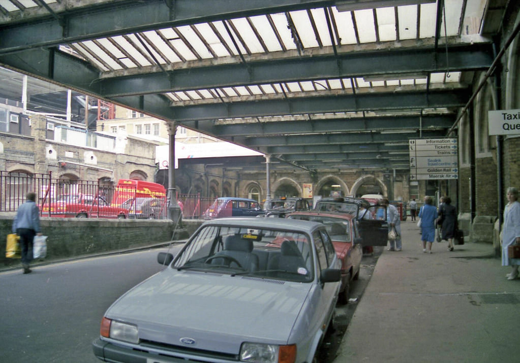 Liverpool St BR Station taxi rank, 1987.