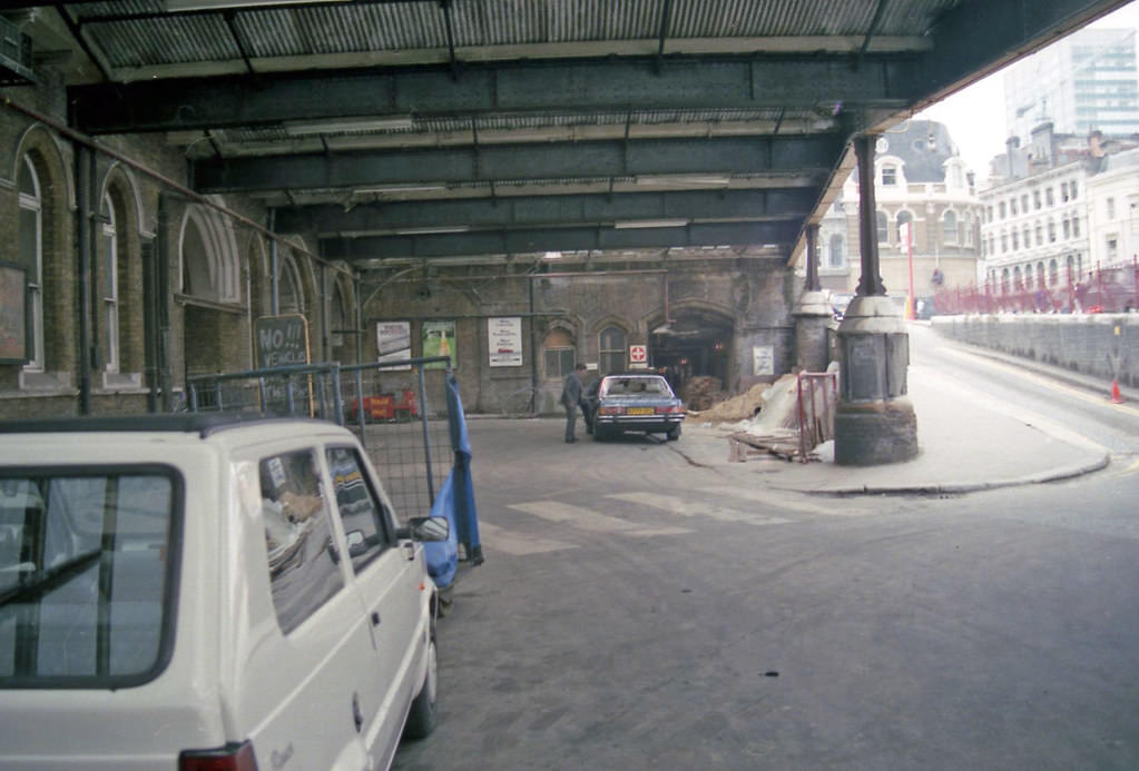 Liverpool St BR Station taxi rank, 1987