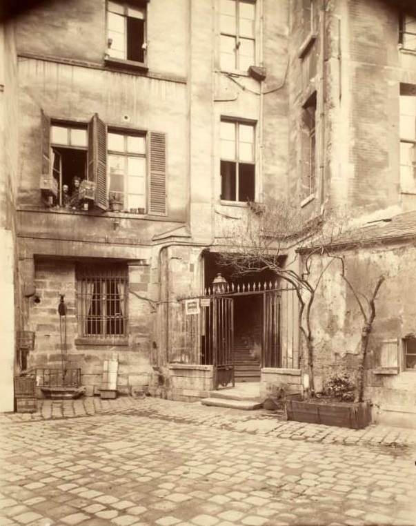 Cour de Rouen – boulevard St. Germain, circa 1900.