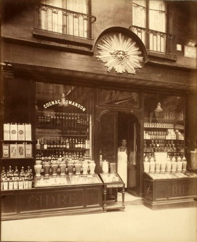 Au soleil d’or – place de l’Ecoles, 1902.