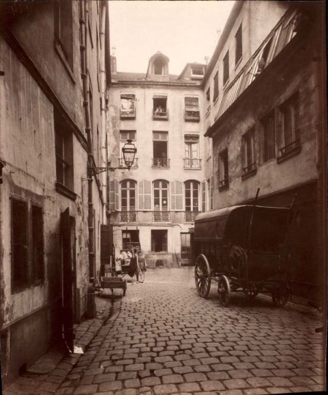 5 Rue Grenier St. Lazare passe dans le quartier – pour au ancien Hotel Buffon, 1908.