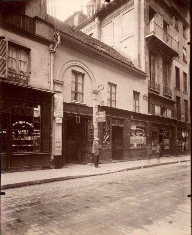 Entree du Passage Moliere 157 Rue St. Martin, 1908.