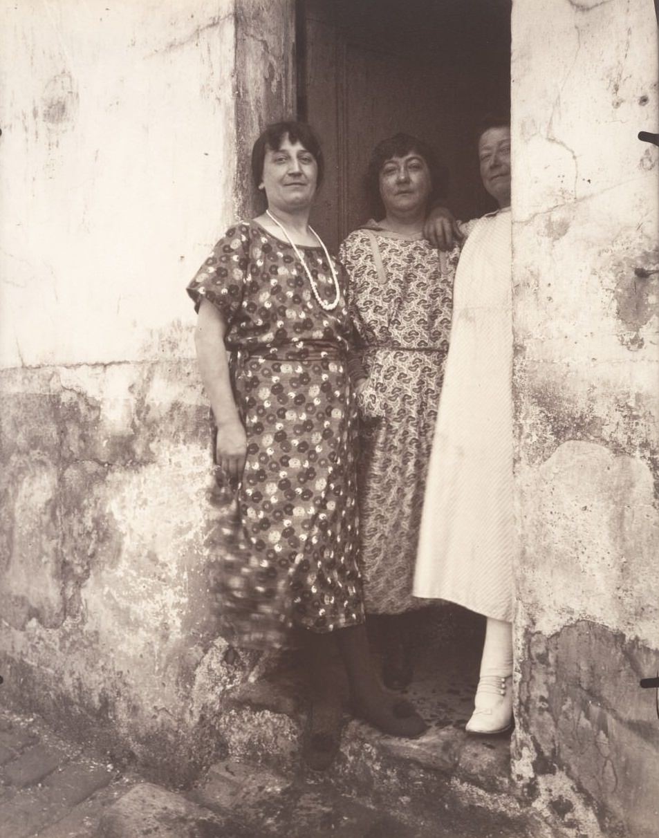 Three women in a doorway on rue Asselin, 1924.