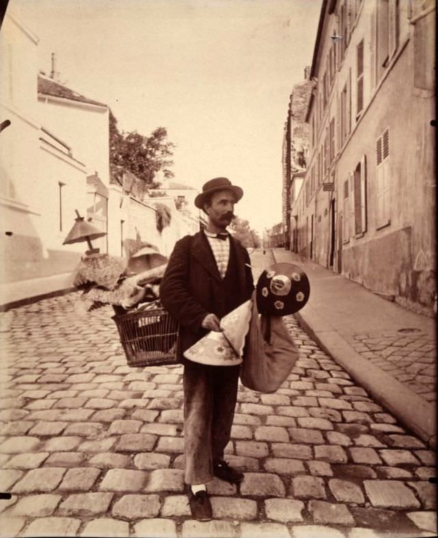 Marchard d’abat-jour, rue Lepic, 1900.