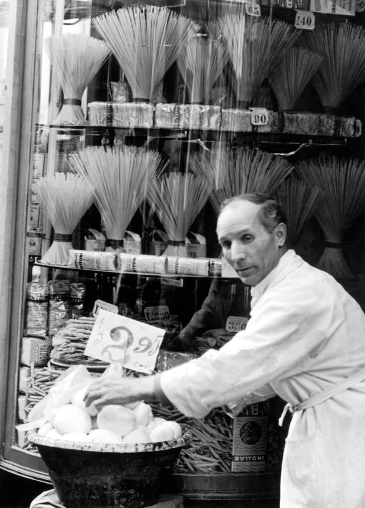 Pasta store in Naples, 1954