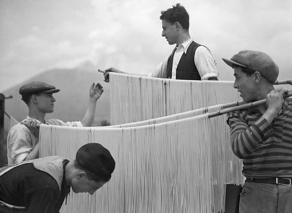 Spaghetti production Hanging up spaghetti, 1932