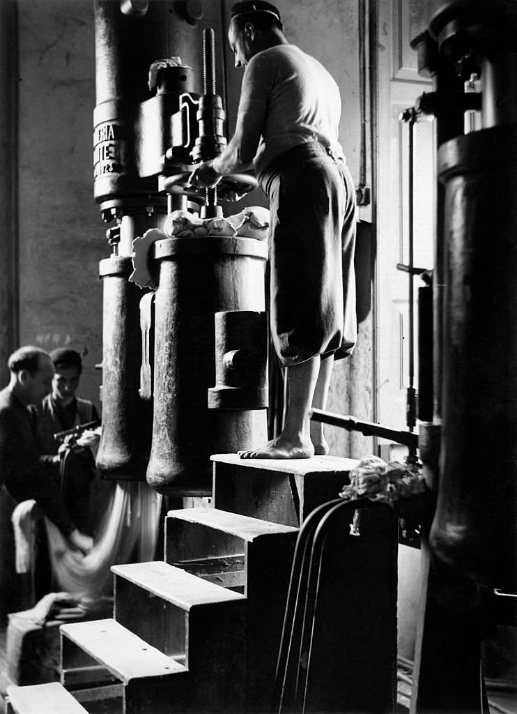 Spaghetti manufacturing machine in Italy, 1932