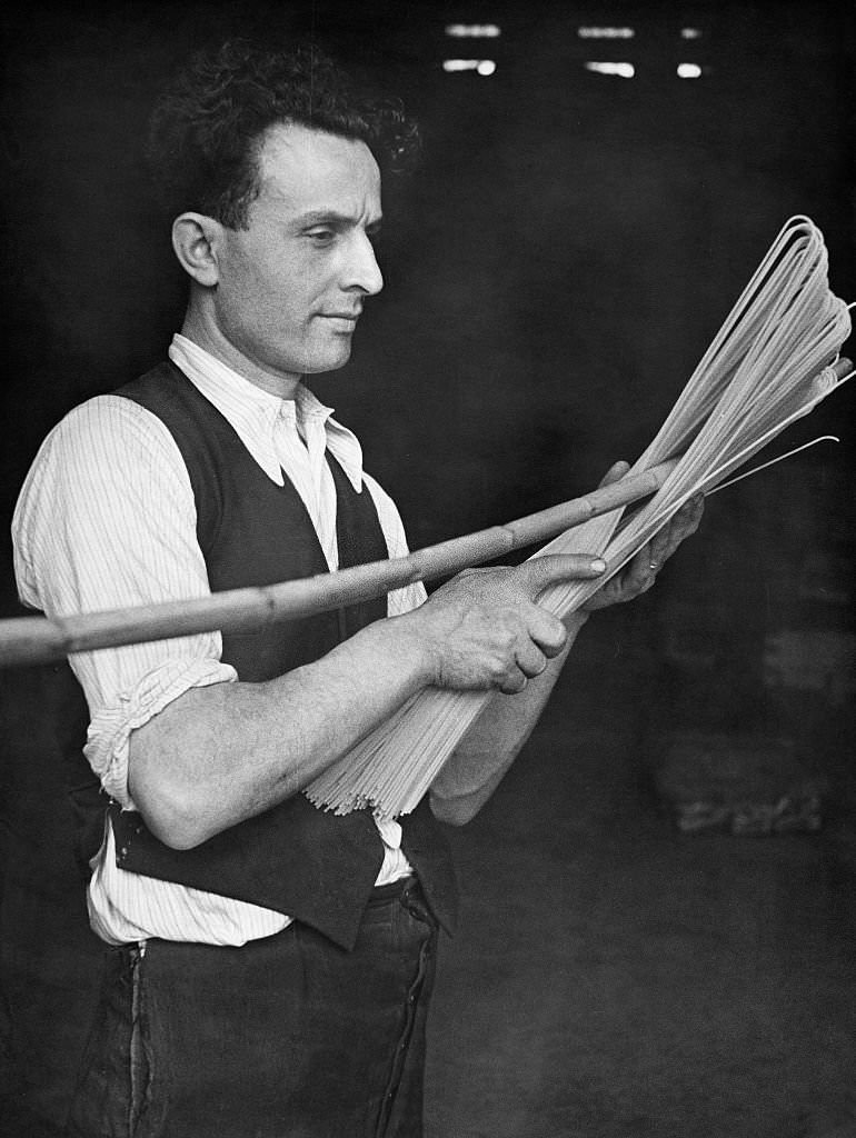 Spaghetti production Worker bending (dried) spaghetti with a stick, 1932