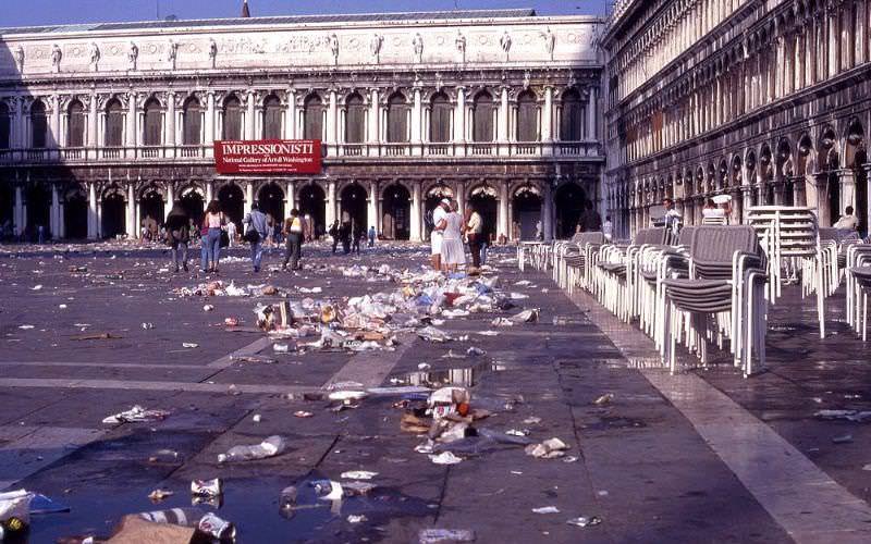 Pink Floyd's Famous Floating Concert in Venice that forced the City Council to Resign, 1989