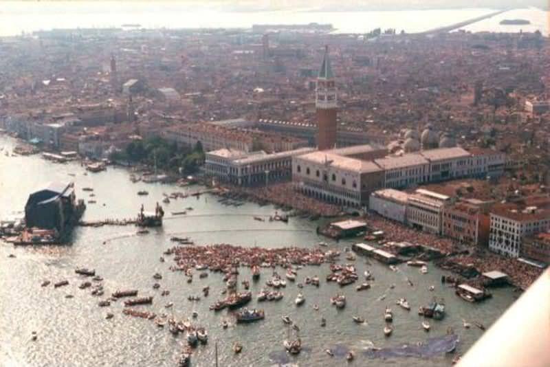 Pink Floyd's Famous Floating Concert in Venice that forced the City Council to Resign, 1989