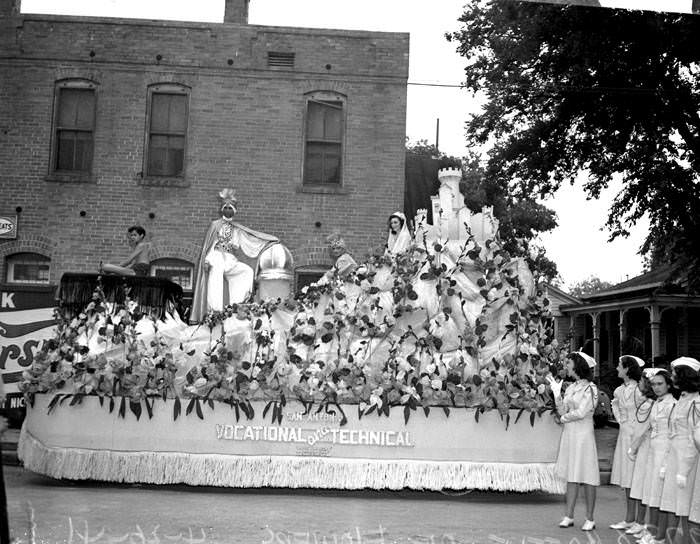 Battle of Flowers Parade with San Antonio Vocational & Technical School float, 1941