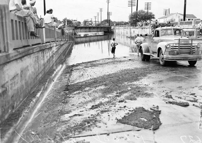 Floodwaters in San Pedro Avenue Underpass, San Antonio, 1948