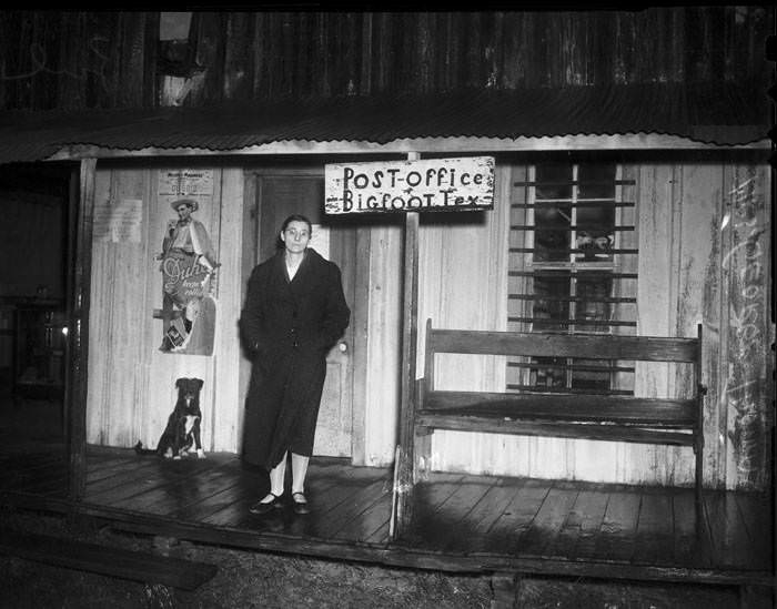 Mrs. George Thomas, postmistress at Bigfoot, Texas, 1941