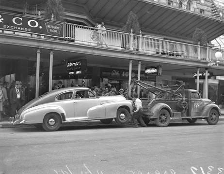 Tow truck on E. Houston Street, San Antonio, Texas, 1946