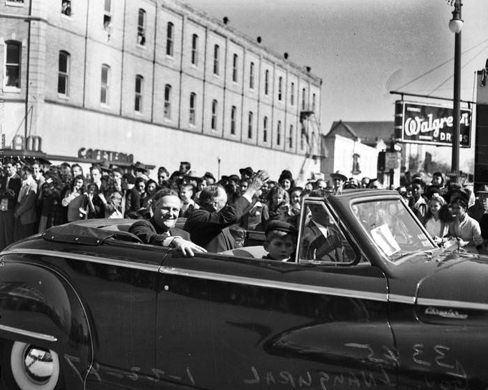 Governors Stevenson and Jester in inaugural parade, 1947
