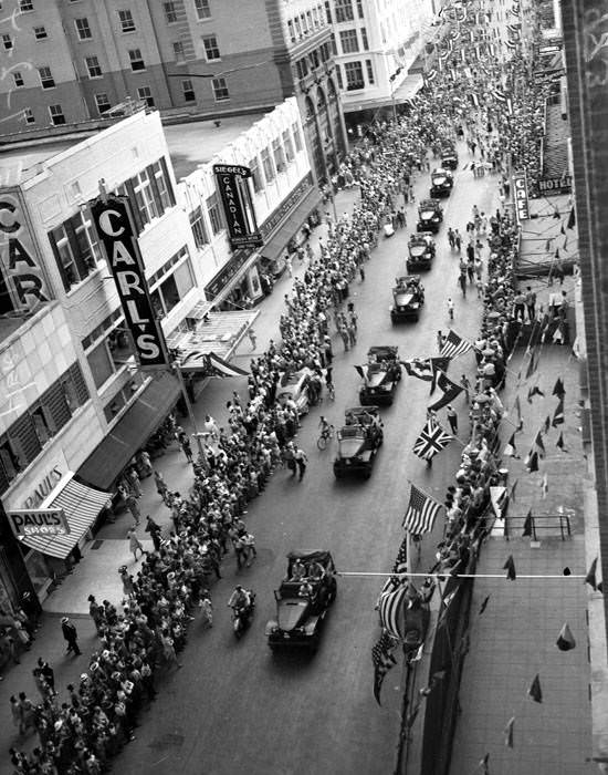 War Heroes Day parade, viewed from Majestic Theater, San Antonio, 1942