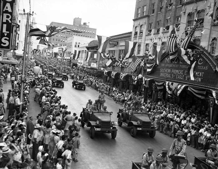 War Heroes Day parade on Houston St., San Antonio, 1942