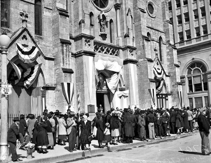 Crowd at San Fernando Cathedral during installation of Archbishop Lucey, 1941