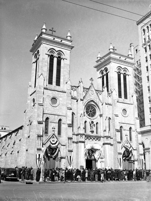 Crowd at San Fernando Cathedral during installation of Archbishop Lucey, 1941