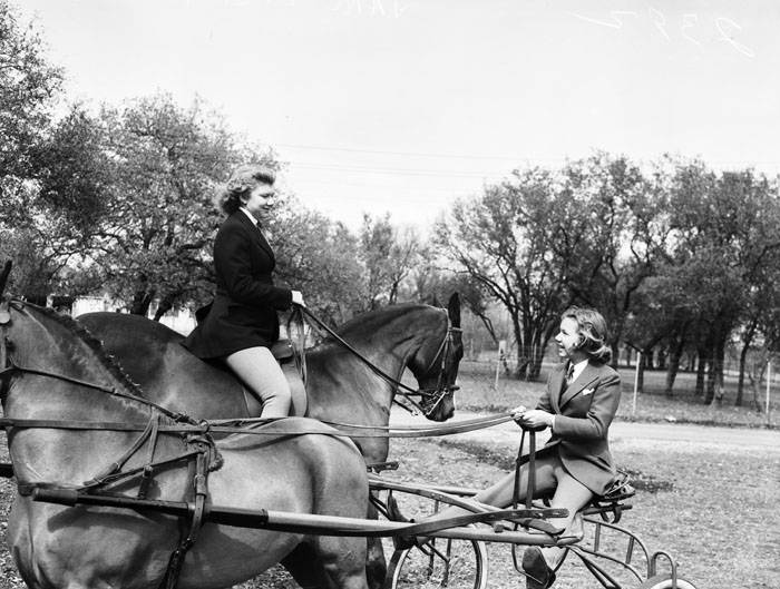 Hillje sisters with their horses, 1940