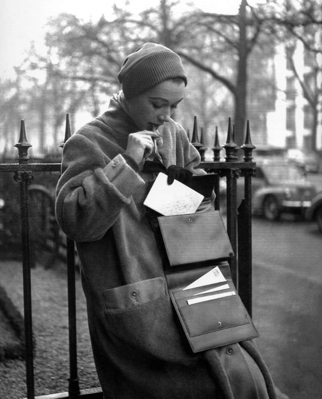 Sophie Litvak, photo by Georges Dambier, Paris, Elle, January 1953