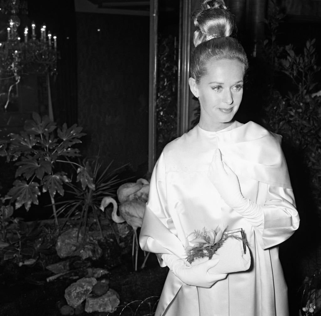 Tippi Hedren attends the premiere of 'The Birds' at the Odeon Leicester Square, 29th August 1963.