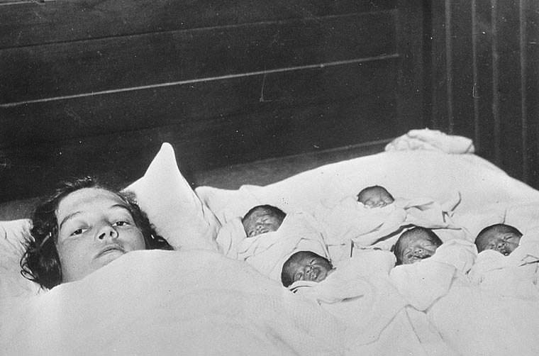 Mrs. Alzire Dionne with the five newborn girls, 1934.