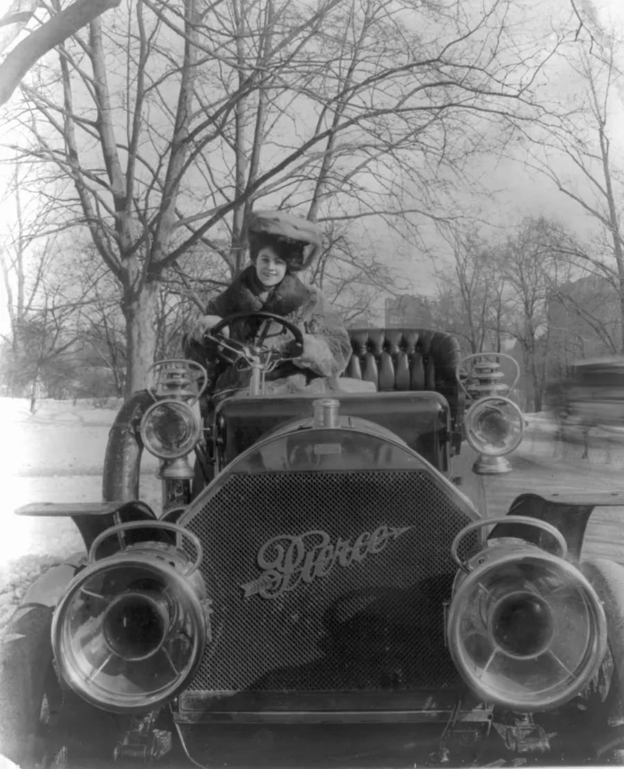 The Early Automobilist Fashion: What Drivers Wore in the early 1900s While Driving Roofless Cars