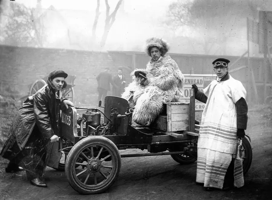 The Early Automobilist Fashion: What Drivers Wore in the early 1900s While Driving Roofless Cars