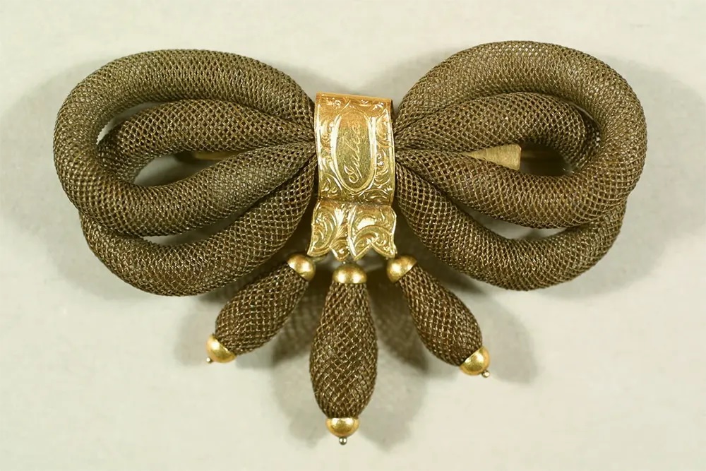 A gold mourning brooch woven with the hair of the deceased and bearing an inscription of the name Julia.