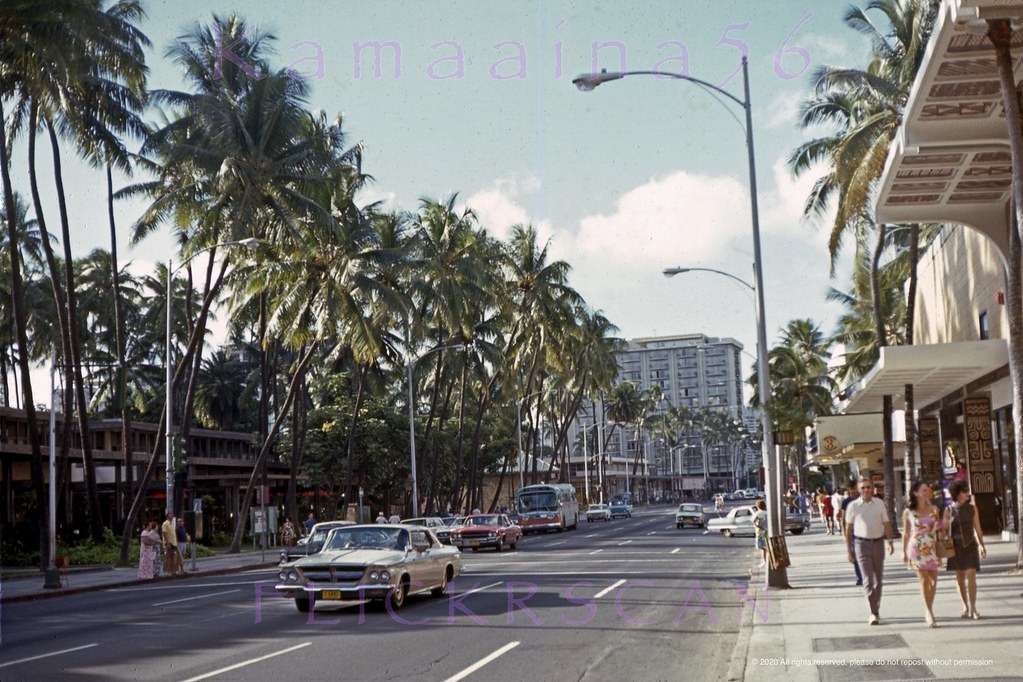 Late afternoon looking more or less west along Waikiki’s Kalakaua Avenue shortly after its 1971 conversion to one-way Diamond Head with no more on-street parking.