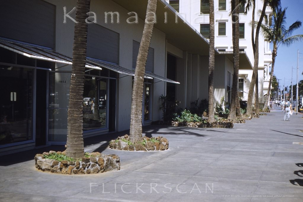Storefronts at the modernistic Surfrider Hotel on Waikiki’s Kalakaua Avenue around the time it opened, 1952.