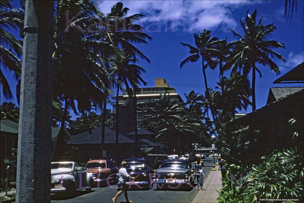 Looking south from further down the block towards the ocean along Waikiki’s Beachwalk, 1957
