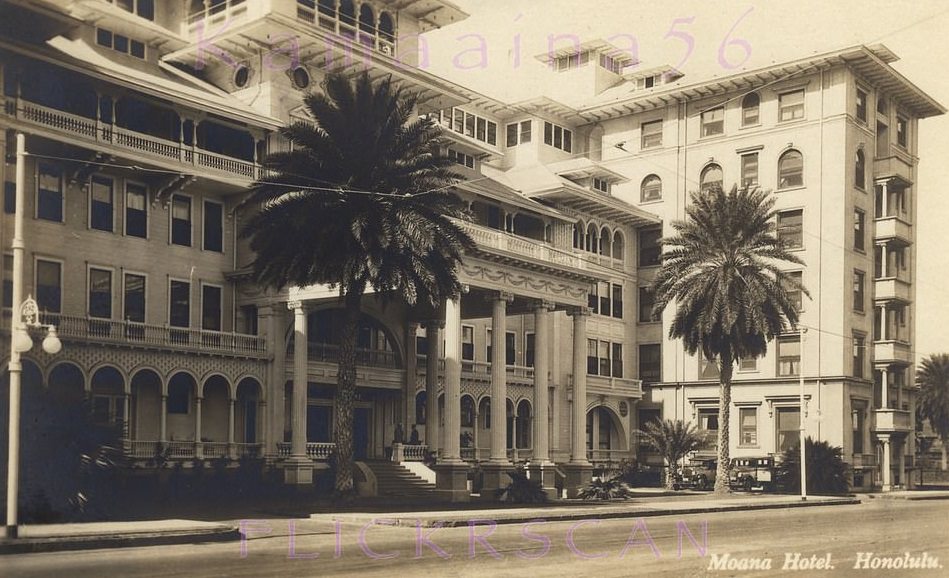 The stately 1901 Moana Hotel on Waikik’s Kalakaua Avenue some time after the 1918 reinforced concrete end wings were added, 1930s