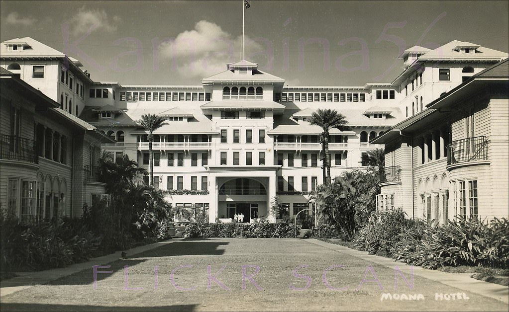 View from courtyard of the Moana Cottages looking across Kalakaua Avenue towards the Moana Hotel, 1948