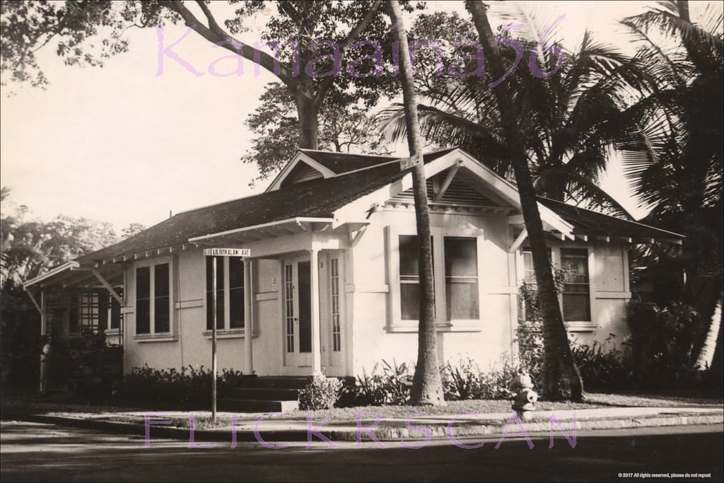 Liliuokalani Ave at Koa Waikiki, 1944.