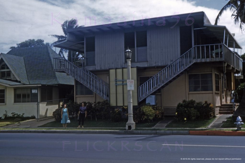 The Edmunds Apartments at 2411 Ala Wai Blvd just Diamond Head of Kaiulani Avenue, 1961.