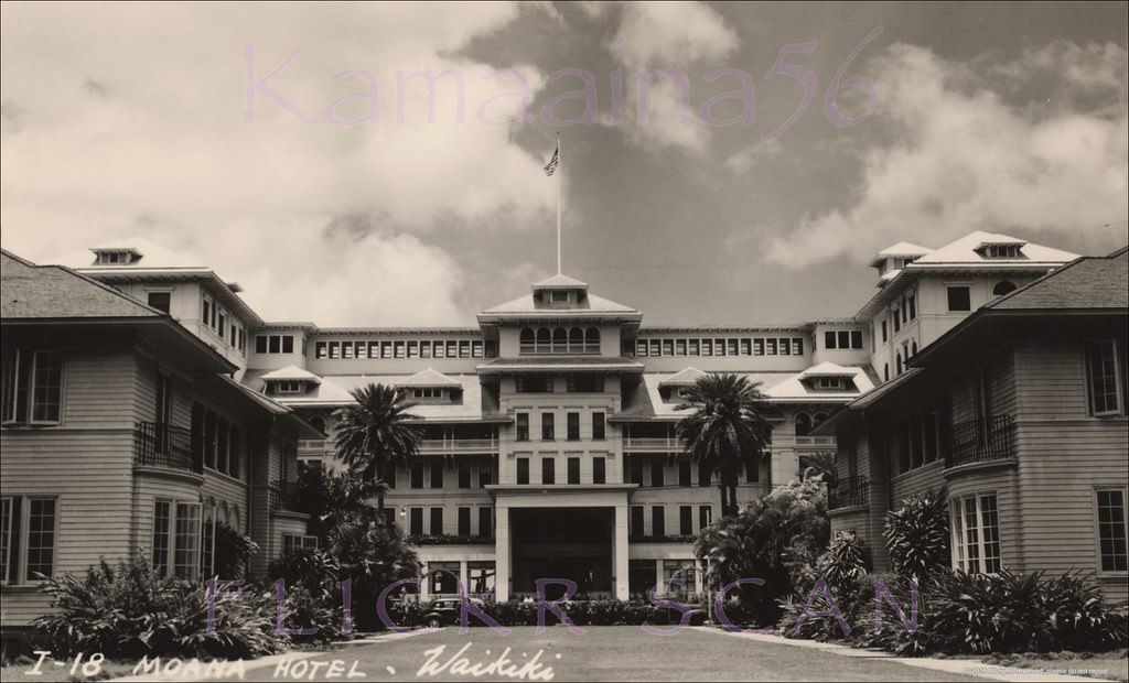 Nice sharp photo of the stately Moana Hotel taken from the 1920s Moana Bungalows looking across Waikiki’s Kalakaua Avenue, 1940s