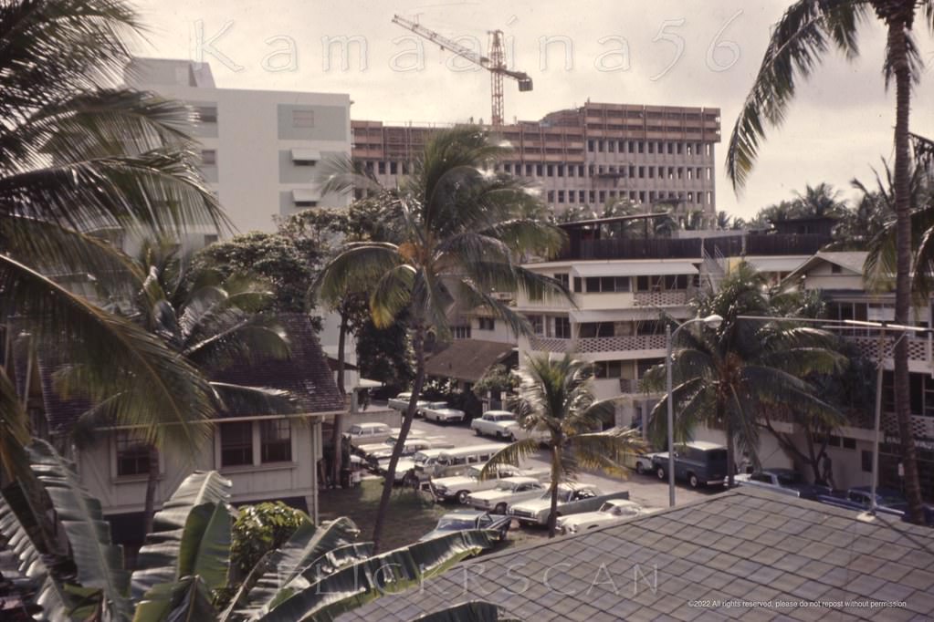 Unusual angle on the four story Comstock Apartment Hotel (center) on Waikiki’s Lauula Avenue between Royal Hawaiian and Seaside Avenues, 1964.
