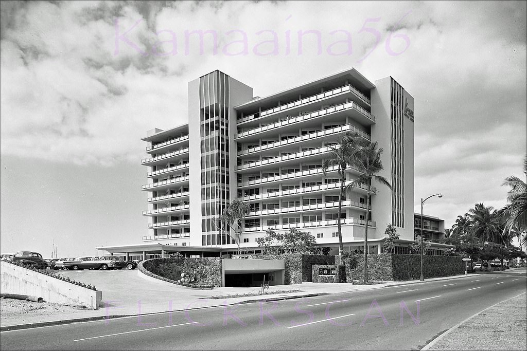 The 10-floor Kaiser Medical Center makai side Ala Moana Blvd. between Hobron Lane and Holomoana Street, 1961.