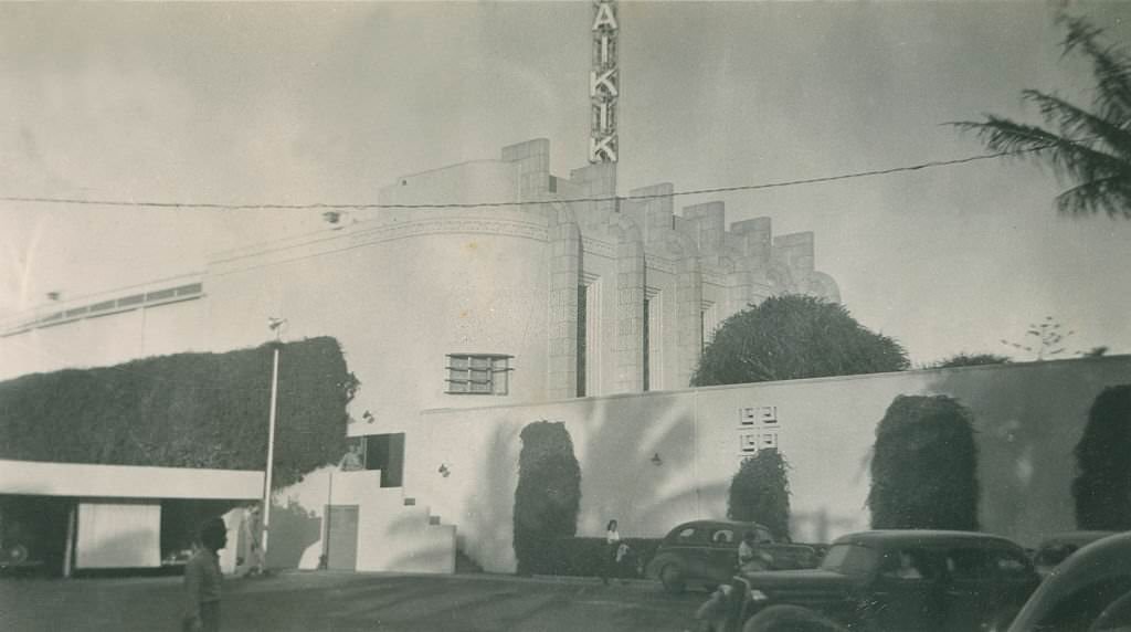 Grandiose Waikiki building, 1940s