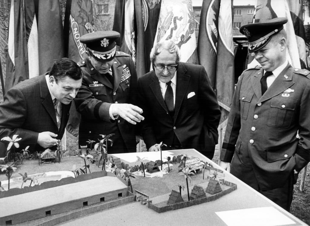 U.S. generals and politicians of Berlin stand in front of a model of the Waikiki beach on the American holiday island Hawaii, 1972