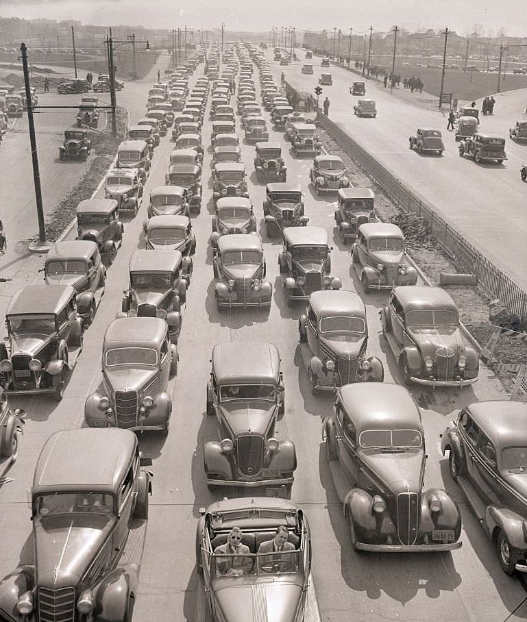 View of traffic on their way to the World's Fair, 1939