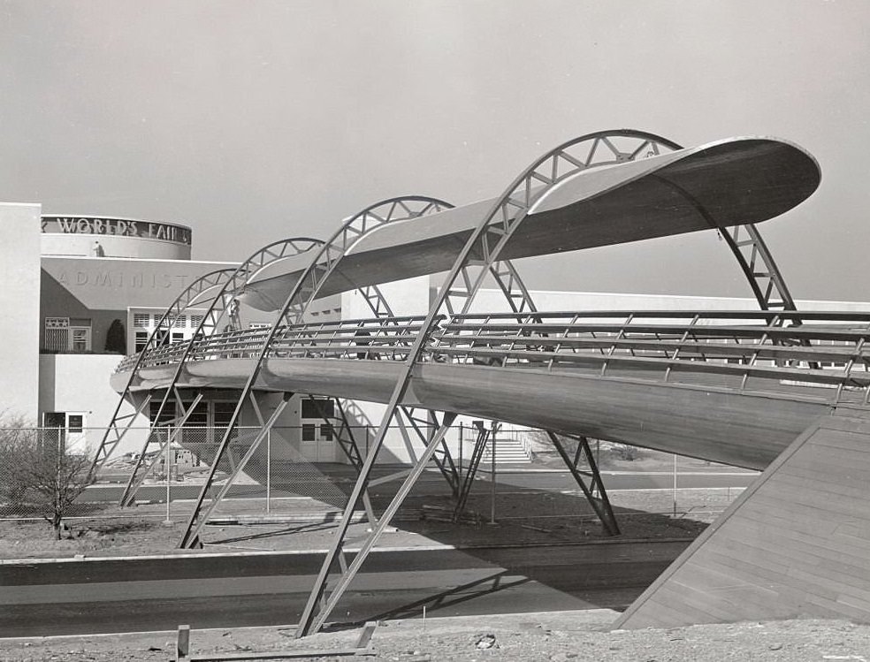 New York World's Fair 1939. The bridge to the Administrator Building.