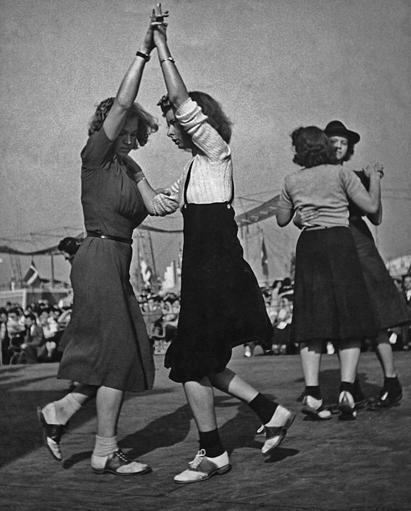 Two pairs of female jitterbug dancers at the World's Fair, New York, 1939.